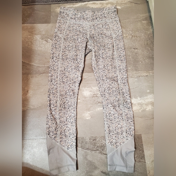 Lululemon Pace Queen Tight. Crop legging. Flower. Grey, light tan. Size 4. - Picture 6 of 15